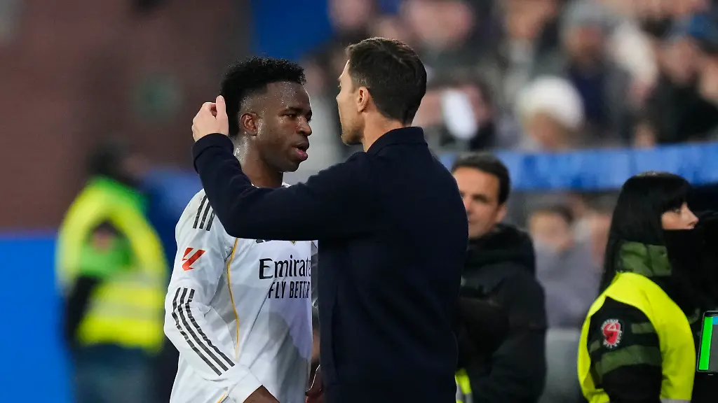 Vinicius-Junior-left-winger-of-Real-Madrid-and-Brazil-is-replaced-and-greets-to-Xabi-Alonso-head-coach-of-Real-Madrid-during-the-LaLiga-EA-Sports-match-between-Deportivo-AlavA-s-and-Real-Madrid-CF-at-Estadio-de-Mendizorroza-on-December-14-2025-in-Vitoria-Gasteiz-Spain