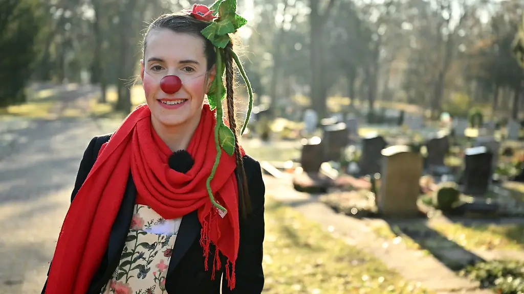 Als-Clown-Finovo-ist-Katrin-Lehmann-Buss-regelmaessig-auf-dem-Erfurter-Friedhof-unterwegs-und-moechte-so-helfen-mit-Trauer-umzugehen