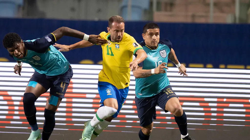 27th-June-2021-Ol-xed-mpico-Pedro-Ludovico-Teixeira-Stadium-Goiania-Goias-Brazil-Copa-America-Brazil-versus-Ecuador-xc9-verton-Ribeiro-of-Brazil-breaks-between-Robert-Arboleda-and-Mario-Pineida-of-Ecuador