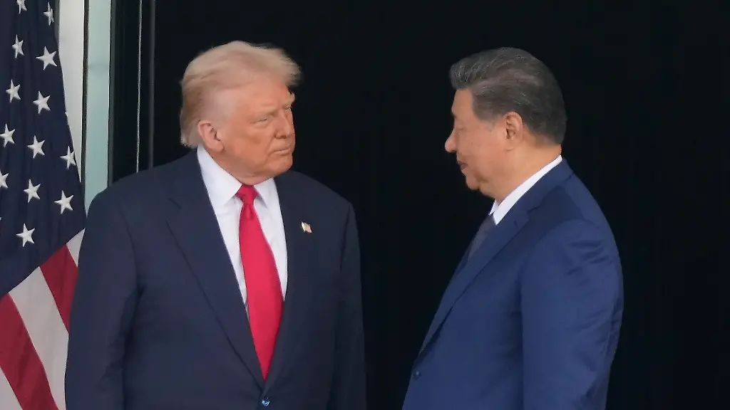President-Donald-Trump-left-and-Chinese-President-Xi-Jinping-look-at-each-other-after-their-summit-meeting-at-Gimhae-International-Airport-Jinping-in-Busan-South-Korea-Thursday-Oct-30-2025