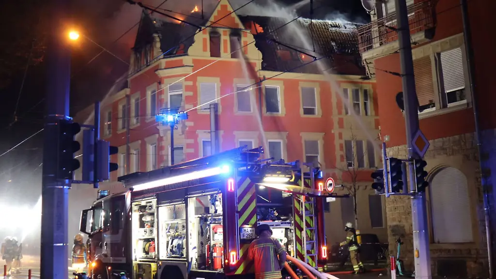 Zahlreiche-Einsatzkraefte-sind-in-der-Nacht-und-am-fruehen-Morgen-im-Einsatz-um-die-Flammen-zu-loeschen