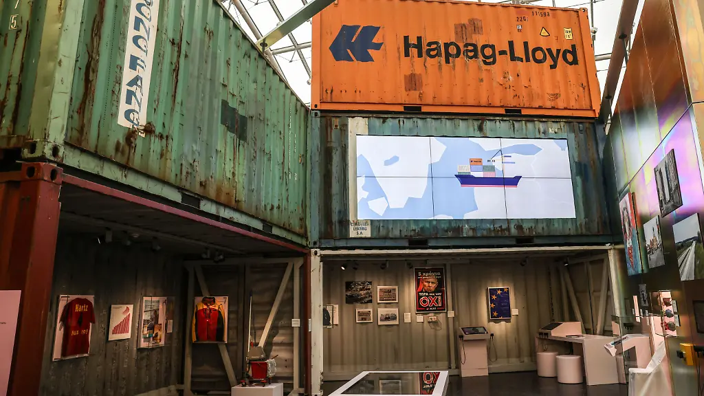 PRODUKTION-05-12-2025-Nordrhein-Westfalen-Bonn-Container-und-andere-Dokumente-zum-Thema-Globalisierung-sind-im-Haus-der-Geschichte-zu-sehen-Das-Haus-der-Geschichte-eroeffnet-seine-neu-gestaltete-Dauerausstellung