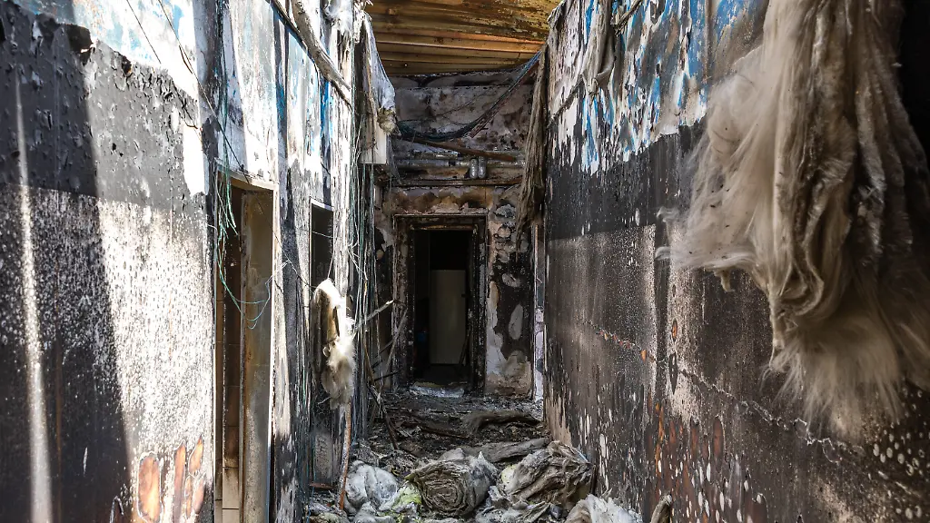 Die-Schaeden-nach-einem-Brandanschlag-auf-das-Kulturhaus-in-Altdoebern-sind-immer-noch-zu-erkennen-Der-Generalbundesanwalt-geht-gegen-junge-Maenner-vor-die-einer-mutmasslichen-rechtsextremen-Terrorzelle-angehoeren-sollen-Bei-einer-Polizei-Aktion-gegen-eine-Vereinigung-die-sich-selbst-Letzte-Verteidigungswelle-nennt-werden-am-fruehen-Morgen-in-Brandenburg-Mecklenburg-Vorpommern-und-Hessen-fuenf-Verdaechtige-festgenommen-Sie-sollen-nach-Angaben-der-Karlsruher-Behoerde-14-bis-18-Jahre-alt-sein