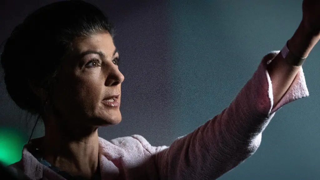 Die-Parteigruenderin-und-scheidende-Parteivorsitzende-Sahra-Wagenknecht-am-Rande-des-Parteitags