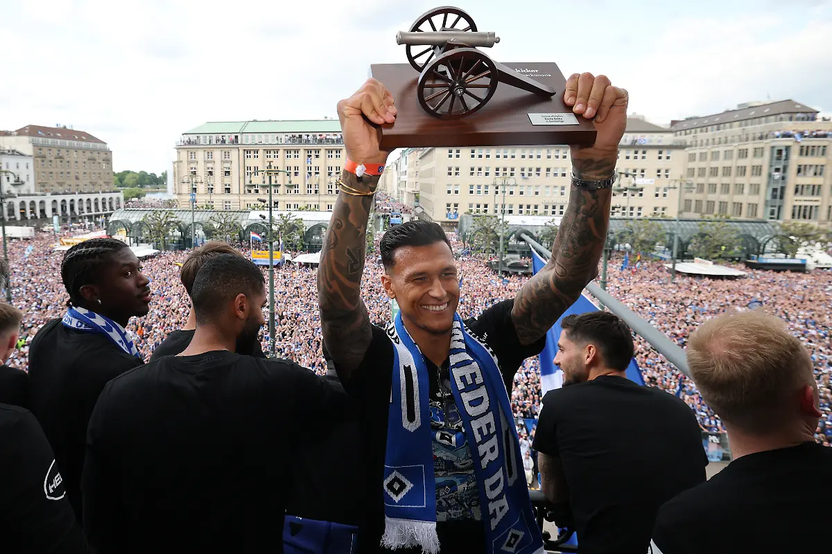 Fussball-2-Bundesliga-bei-der-Aufstiegsfeier-der-beiden-HSV-Mannschaften-Hamburgs-Davie-Selke-jubelt-auf-dem-Balkon-mit-seiner-kicker-Torjaegerkanone-als-Bester-Torschuetze-der-2-Bundesliga-Die-Zweitliga-Teams-der-Maenner-und-der-Frauen-des-Hamburger-SV-sind-in-die-Bundesliga-aufgestiegen