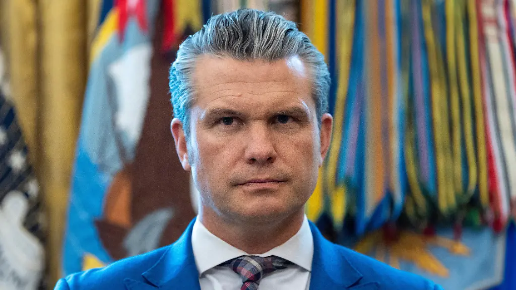 US-Verteidigungsminister-Pete-Hegseth-hoert-zu-als-Praesident-Trump-waehrend-der-Verleihung-der-Mexican-Border-Defense-Medal-im-Oval-Office-des-Weissen-Hauses-spricht
