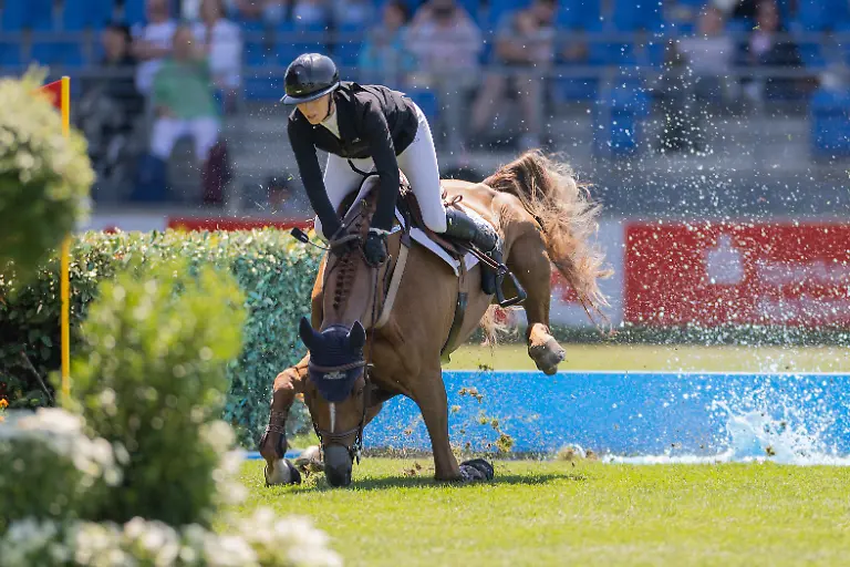 Pferdesport-Springen-CHIO-Aachen-Preis-von-Nordrhein-Westfalen-Die-deutsche-Reiterin-Jana-Wargers-auf-dem-Pferd-Like-Arpeggio-kommt-beim-Wasserhindernis-ins-straucheln
