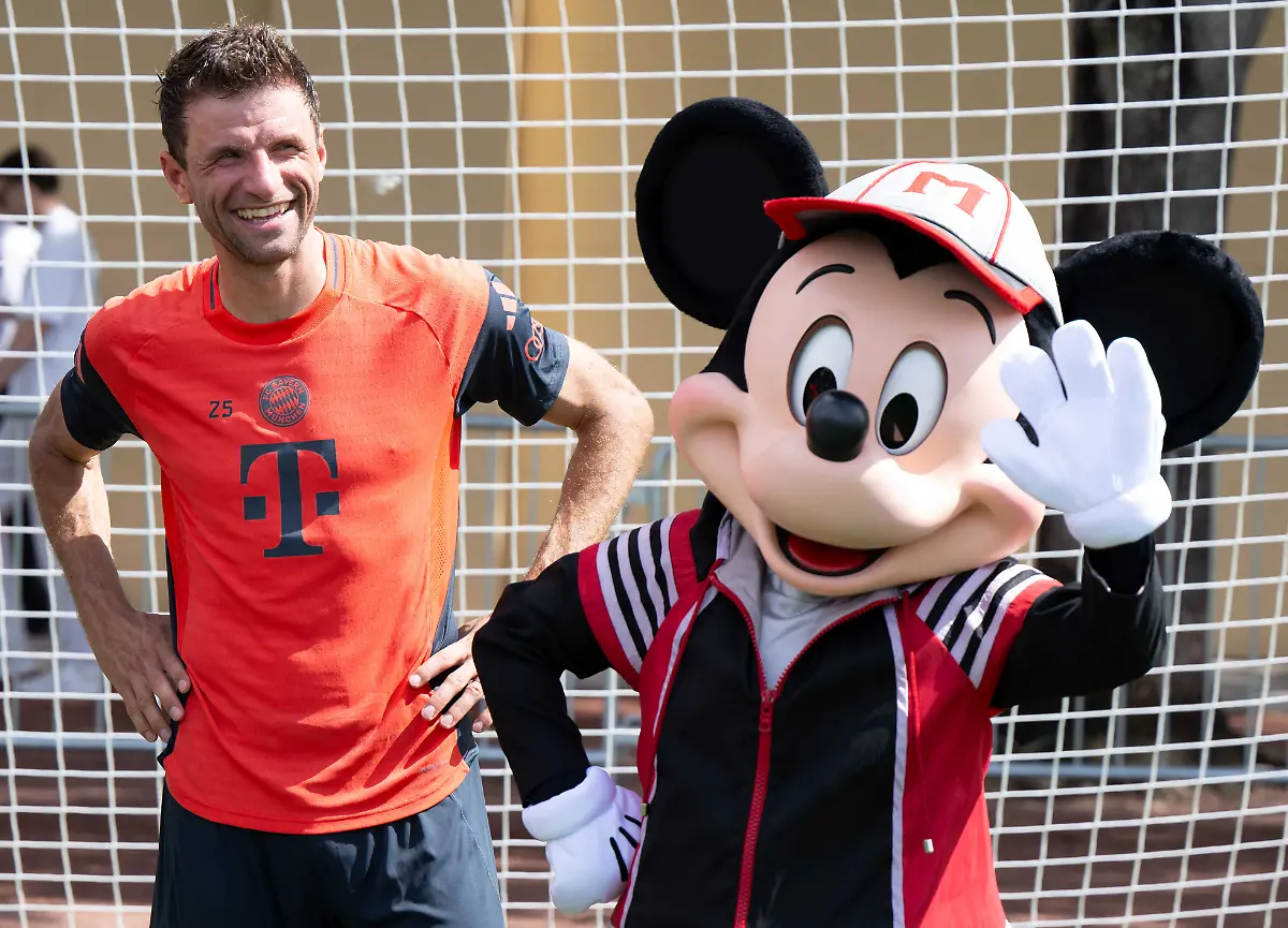 Fussball-Club-WM-Training-FC-Bayern-Muenchen-vor-dem-Start-der-Gruppenspiele-auf-dem-ESPN-Sports-Complex-Thomas-Mueller-steht-nach-dem-Training-mit-Micky-Maus-fuer-ein-Foto-zusammen