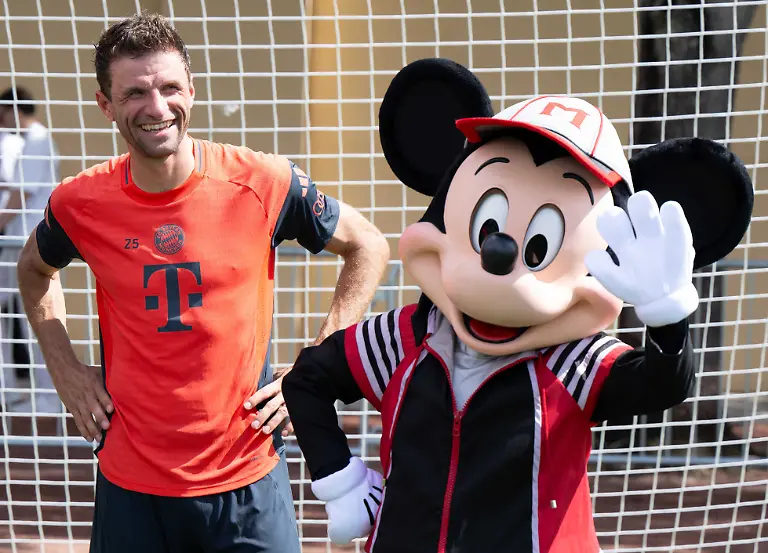 Fussball-Club-WM-Training-FC-Bayern-Muenchen-vor-dem-Start-der-Gruppenspiele-auf-dem-ESPN-Sports-Complex-Thomas-Mueller-steht-nach-dem-Training-mit-Micky-Maus-fuer-ein-Foto-zusammen