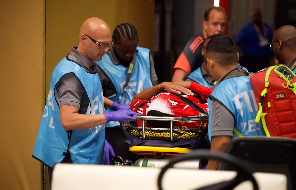 05-07-2025-FIFA-Club-World-Cup-2025-Viertelfinale-Paris-St-Germain-FC-Bayern-Muenchen-im-Mercedes-Benz-Stadium-Atlanta-GA-Jamal-Musiala-FC-Bayern-Muenchen-muss-nach-seiner-Verletzung-am-Bein-auf-einer-Trage-ins-Krankenhaus-gefahren-werden
