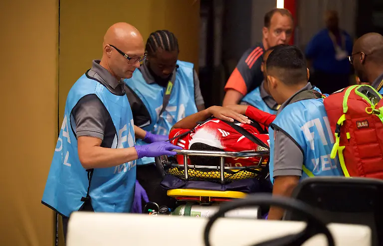 05-07-2025-FIFA-Club-World-Cup-2025-Viertelfinale-Paris-St-Germain-FC-Bayern-Muenchen-im-Mercedes-Benz-Stadium-Atlanta-GA-Jamal-Musiala-FC-Bayern-Muenchen-muss-nach-seiner-Verletzung-am-Bein-auf-einer-Trage-ins-Krankenhaus-gefahren-werden