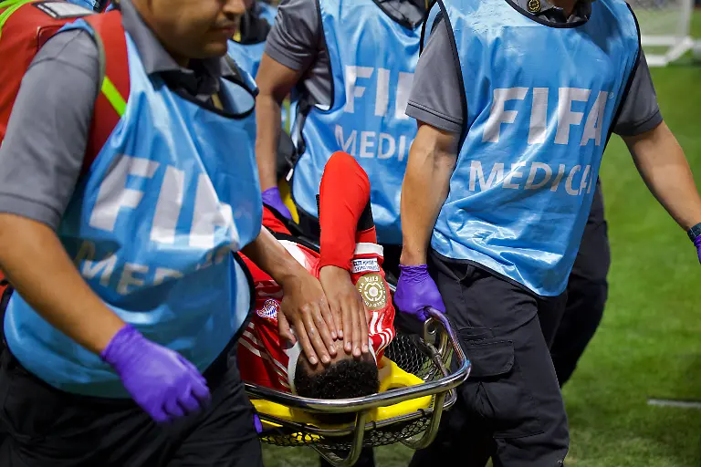 05-07-2025-FIFA-Club-World-Cup-2025-Viertelfinale-Paris-St-Germain-FC-Bayern-Muenchen-im-Mercedes-Benz-Stadium-Atlanta-GA-Jamal-Musiala-FC-Bayern-Muenchen-muss-nach-seiner-Verletzung-am-Bein-auf-einer-Trage-vom-Platz-getragen-werden