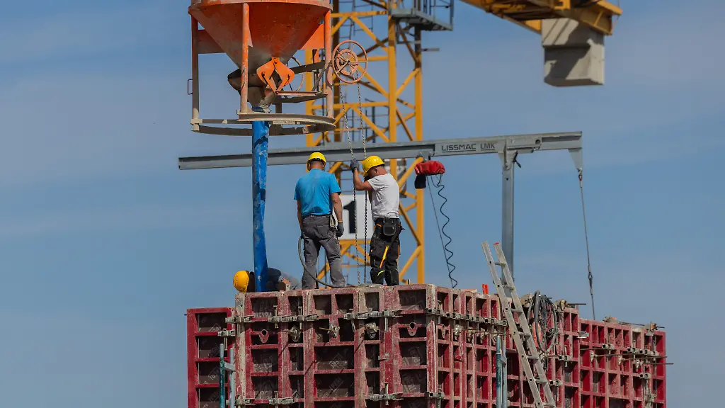 Bauarbeiter-arbeiten-an-einem-Rohbau-fuer-Eigentumswohnungen-im-Stadtteil-Ehrenfeld-Die-Zahl-der-Baugenehmigungen-ist-leicht-angestiegen
