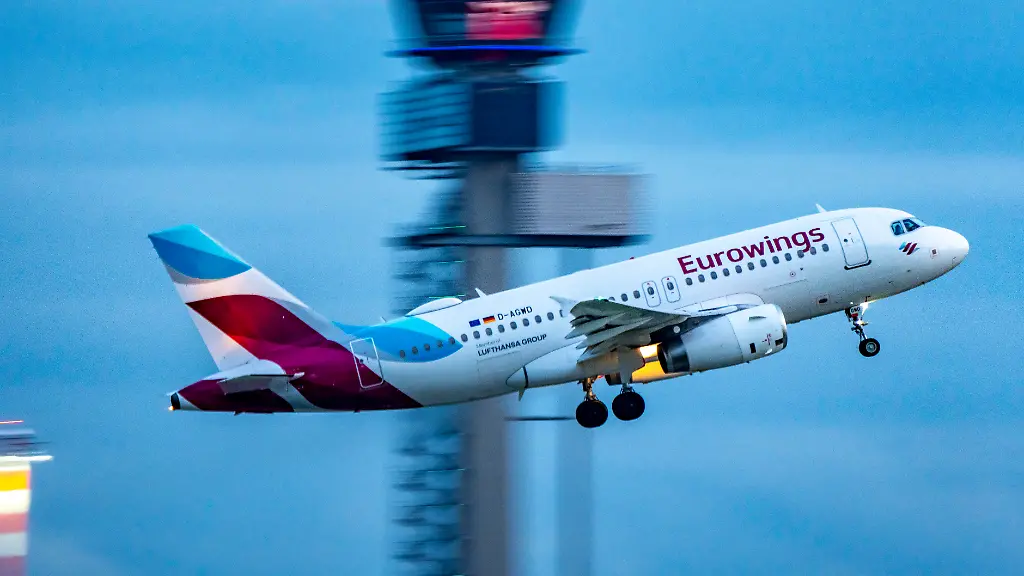 Eurowings-Airbus-A319-beim-Start-auf-dem-Flughafen-Duesseldorf-Tower-der-Flugsicherung-NRW-Deutschland