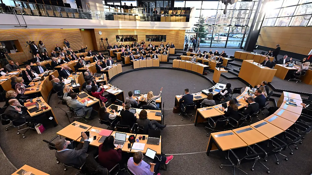 Der-Thueringer-Landtag-beschliesst-einen-Doppelhaushalt-mit-Rekordausgaben-und-hoher-Neuverschuldung