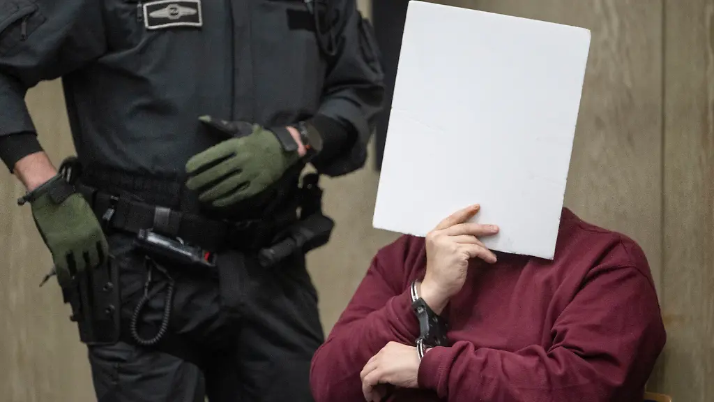 Der-Angeklagte-r-in-einem-Mordprozess-sitzt-in-einem-Saal-des-Landgerichts-Mannheim-und-verdeckt-sein-Gesicht-Bei-einer-Fahrt-Anfang-Maerz-war-der-Mann-laut-Staatsanwaltschaft-gezielt-auf-Menschen-zugefahren-Die-Staatsanwaltschaft-sieht-keine-Hinweise-auf-ein-politisches-Motiv