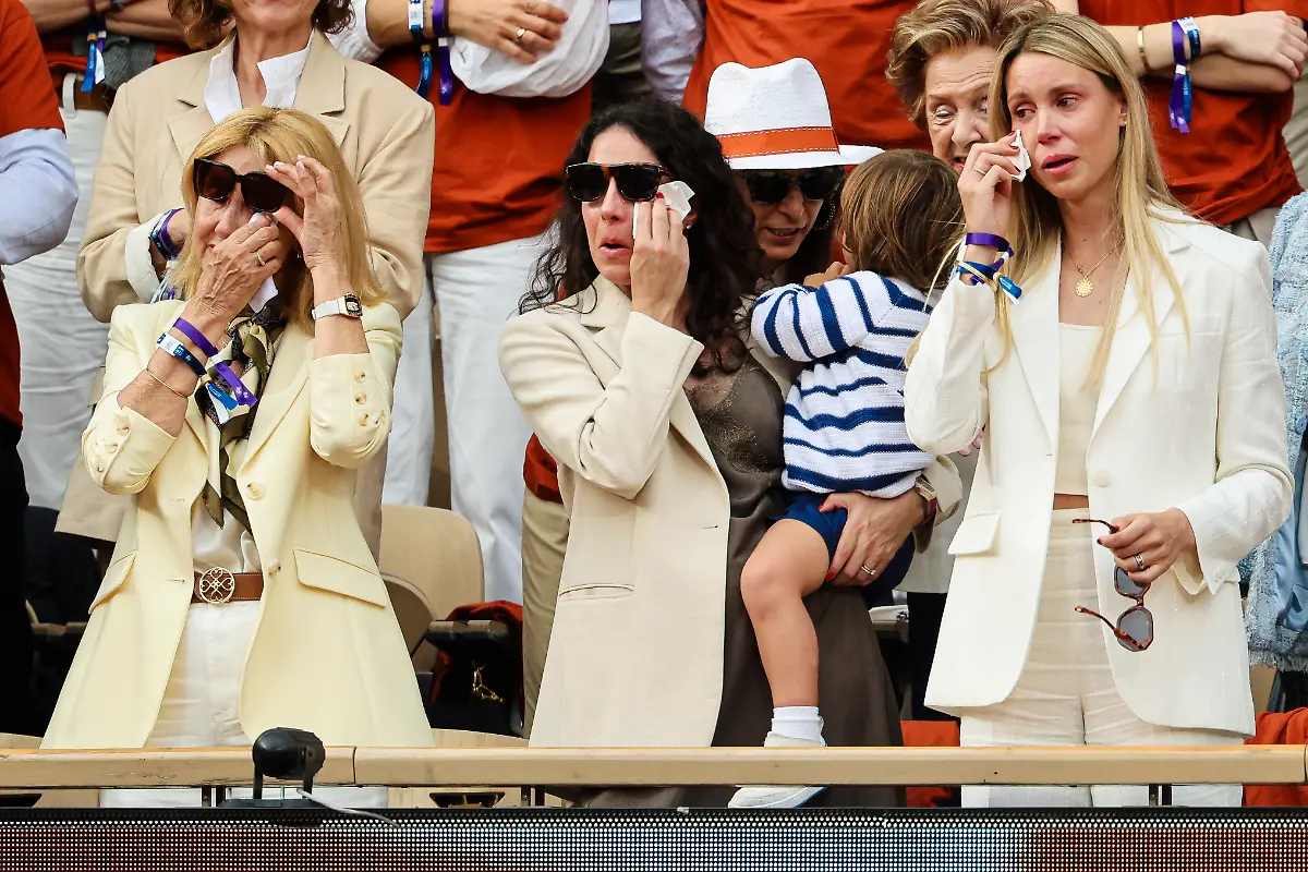 Tennis-Grand-Slam-WTA-Tour-ATP-Tour-Ana-Maria-Parera-l-r-Mutter-von-Rafael-Nadal-Nadals-Ehefrau-Maria-Francisca-Perello-und-Nadals-Schwester-Maria-Isabel-Nadal-wischen-sich-Traenen-aus-dem-Gesicht-Nadal-wurde-bei-den-French-Open-verabschiedet