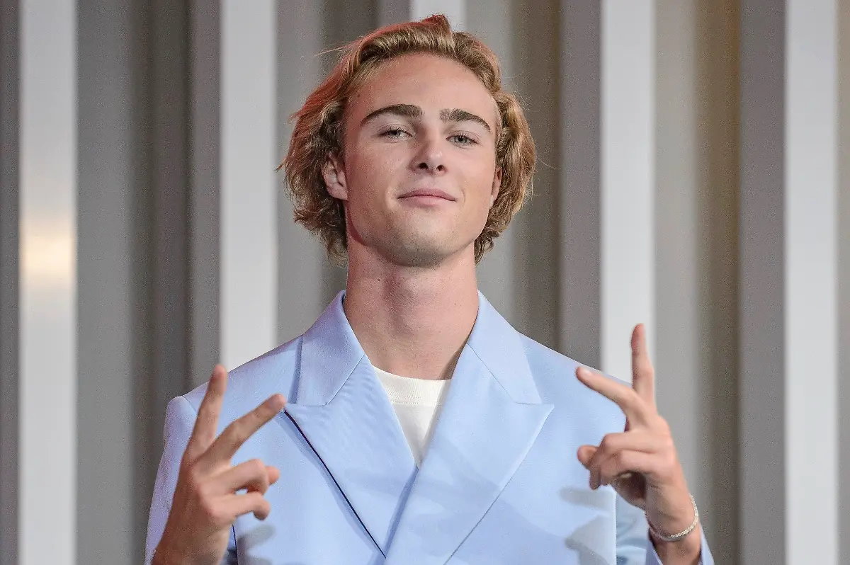 Moritz-beim-Photocall-mit-den-Finalistinnen-und-Finalisten-der-20-Staffel-der-ProSieben-Casting-Show-Germany-s-Next-Topmodel-in-den-MMC-Studios-Koeln-17-06-2025-Moritz-at-the-photocall-with-the-finalists-of-the-20th-season-of-the-ProSieben-casting-show-Germany-s-Next-Topmodel-at-the-MMC-Studios-Cologne-17-06-2025-Foto-xW