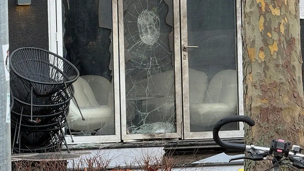 Die-Scheiben-der-Shisha-Bar-sind-beschaedigt