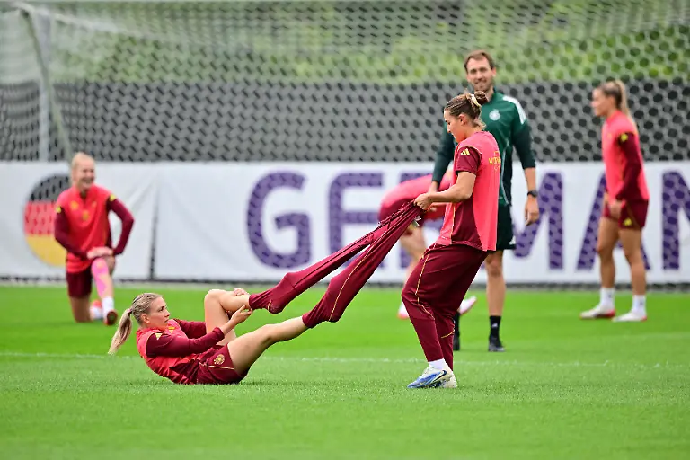 Fussball-Frauen-EM-Vor-dem-Halbfinale-Spanien-Deutschland-Training-Deutschland-Deutschlands-Elisa-Senss-l-bekommt-von-Carlotta-Wamser-Hilfe-beim-Ausziehen-der-langen-Sporthose