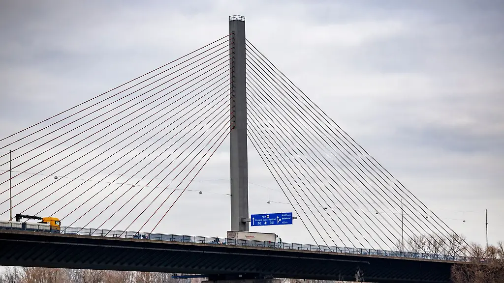 Die-Sperrung-der-Bonner-Nordbruecke-fuer-schwere-Lkw-wird-gravierende-Auswirkungen-auf-die-Verkehrsstroeme-in-der-Region-haben