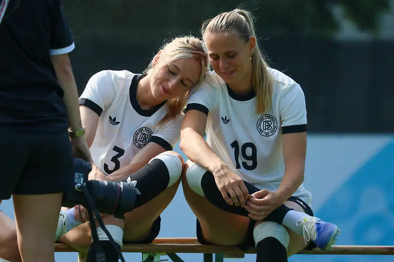 Zuerich-Schweiz-01-Juli-2025-DFB-Frauen-Nationalmannschaft-Euro-2025-Training-Im-Bild-v-li-Kathrin-Hendrich-Deutschland-und-Klara-Buehl-Buehl-Deutschland-beim-Training-in-Zuerich