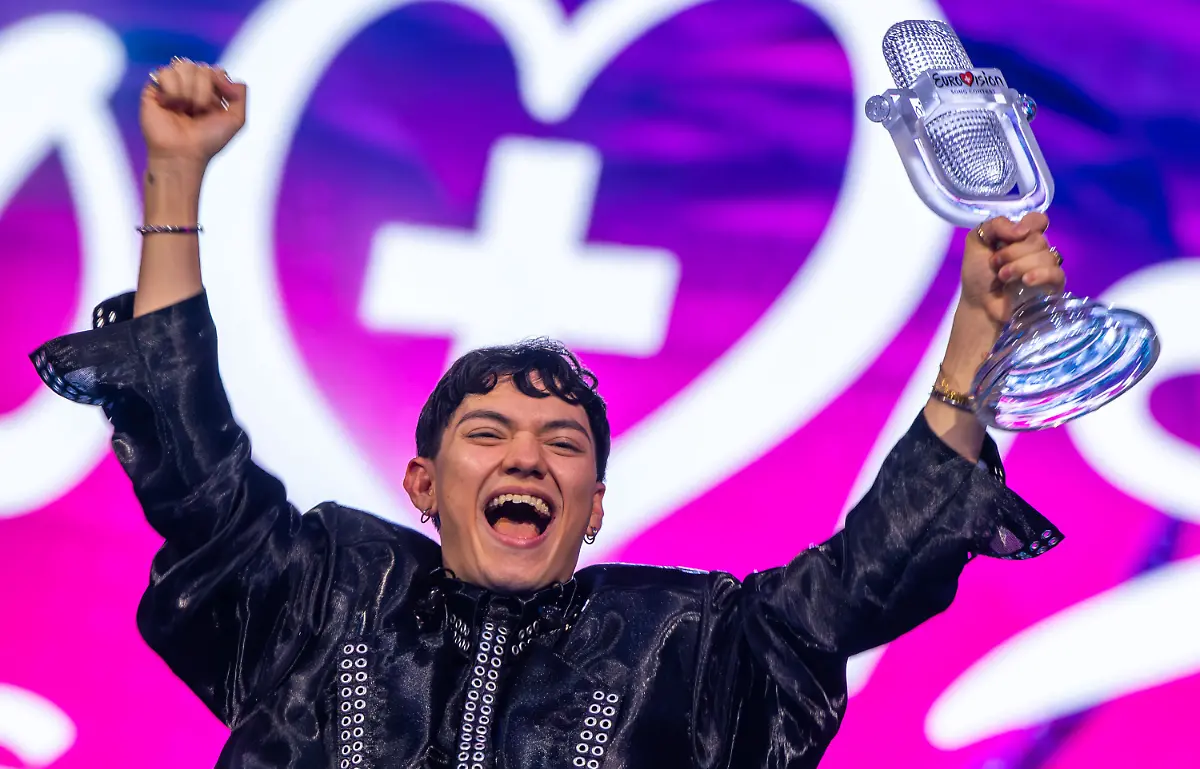 JJ-aus-Oesterreich-Gewinner-des-Eurovision-Song-Contest-haelt-waehrend-des-grossen-Finales-des-69-Eurovision-Song-Contest-ESC-2025-in-der-St-Jakobshalle-auf-der-Buehne-die-Trophaee-in-der-Hand-und-jubelt