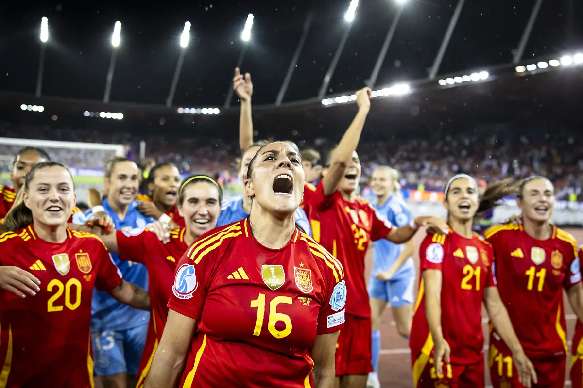 Spain-s-Cristina-Martin-Prieto-center-and-teammates-cheer-after-winning-the-UEFA-Women-s-EURO-2025-semi-final-soccer-match-between-Germany-and-Spain-at-the-Letzigrund-stadium-in-Zurich-Switzerland-on-Wednesday-July-23-2025
