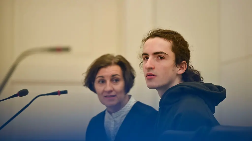 Der-ehemalige-Schueler-19-sitzt-neben-seiner-Anwaeltin-Simone-Adam-vor-Prozessbeginn-im-Gerichtssaal