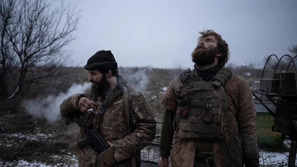 Kampfpause-nach-130-Tagen-Einsatz-an-der-Front-hier-bei-Kostjantyniwka-Zwei-ukrainische-Soldaten-Mitte-Dezember-2025