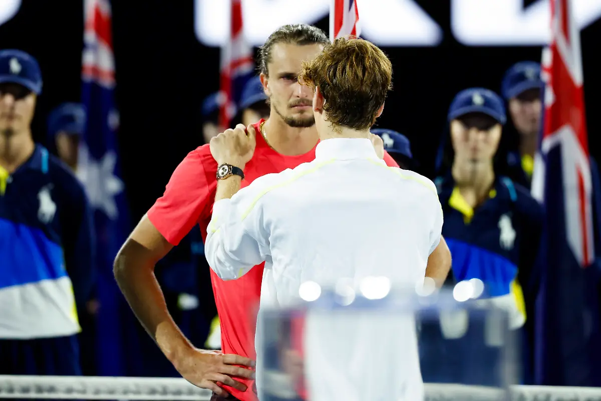 Tennis-Grand-Slam-Australian-Open-Einzel-Herren-Finale-Sinner-Italien-Zverev-Deutschland-Der-Zweitplatzierte-Alexander-Zverev-reagiert-enttaeuscht-und-wird-von-dem-Sieger-Jannik-Sinner-getroestet
