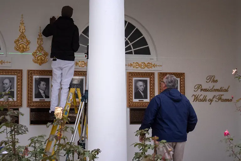 Workers-use-a-laser-level-to-install-decorative-elements-on-the-Presidential-Walk-of-Fame-on-the-Colonnade-of-the-White-House-Wednesday-Dec-17-2025-in-Washington