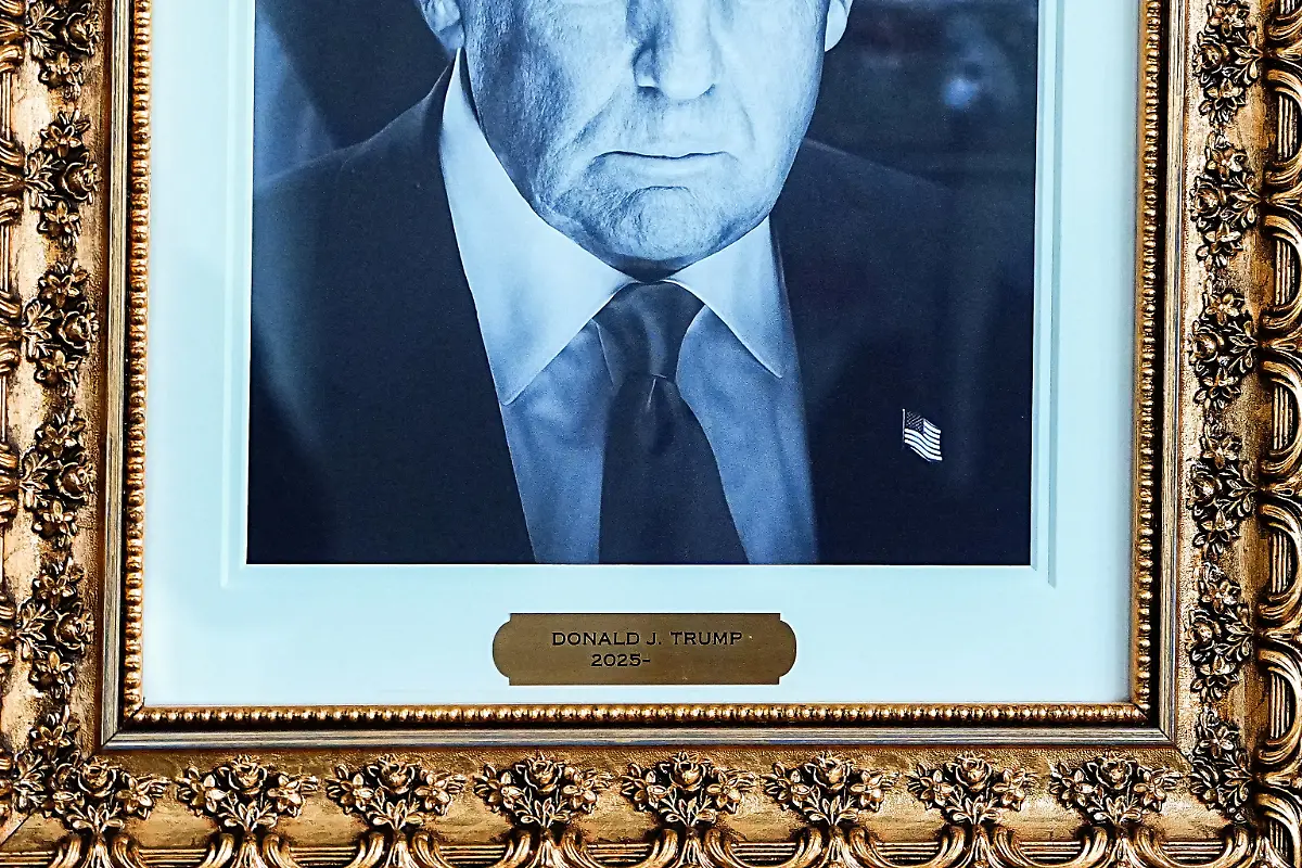 A-portrait-and-plaque-dedicated-to-U-S-President-Donald-Trump-at-the-Presidential-Walk-of-Fame-at-the-White-House-in-Washington-D-C-U-S-December-17-2025