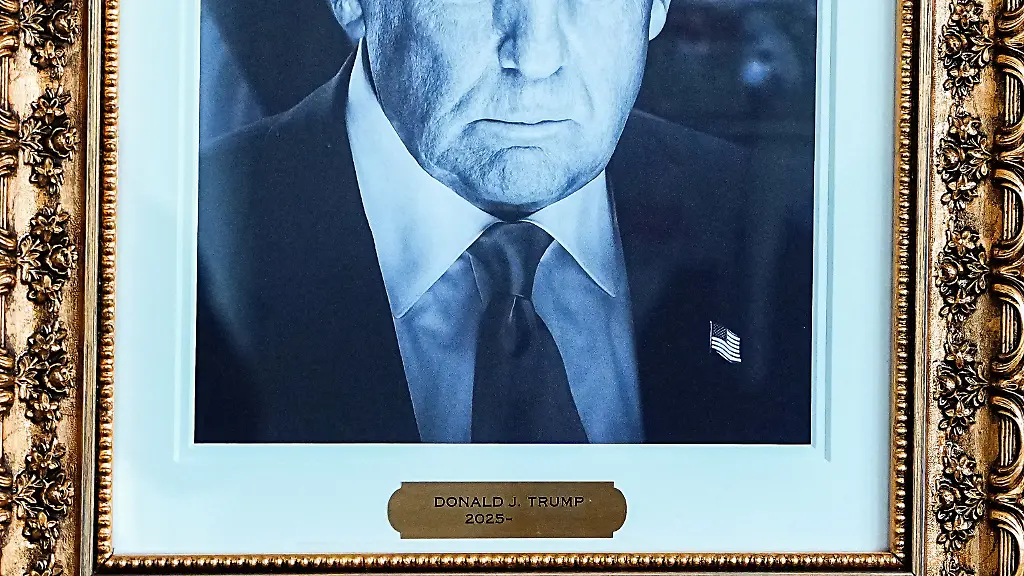 A-portrait-and-plaque-dedicated-to-U-S-President-Donald-Trump-at-the-Presidential-Walk-of-Fame-at-the-White-House-in-Washington-D-C-U-S-December-17-2025