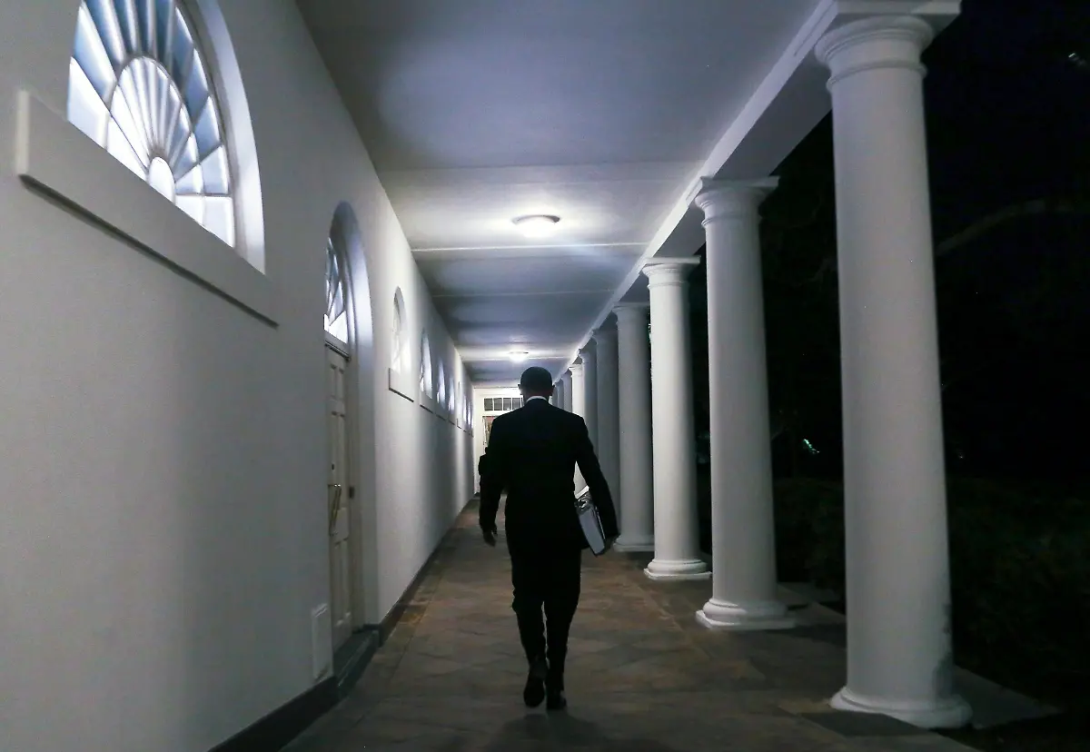 FILE-epa05171332-US-President-Barack-Obama-walks-on-the-Colonnades-from-the-Oval-Office-to-his-residence-with-a-binder-full-of-potential-Supreme-Court-nominees-at-the-White-House-in-Washington-DC-USA-19-February-2016-EPA-AUDE-GUERRUCCI-POOL-zu-dpa-Atomkoffer-Daten-Weisses-Haus-Wie-geht-es-nach-dem-Wahltag-weiter-vom-07-11