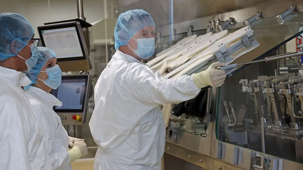 Viele-Arbeiten-werden-unter-sterilen-Bedingungen-im-Reinraum-durchgefuehrt