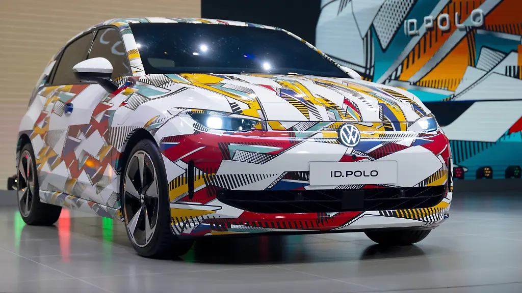 Der-Volkswagen-ID-POLO-steht-bei-der-Weltpremiere-vor-Beginn-der-Internationalen-Automobil-Ausstellung-IAA-Mobility-auf-der-Buehne-Die-IAA-Mobility-2025-findet-vom-09-14-09-2025-in-Muenchen-statt-zu-dpa-VW-startet-Batteriefabrik-in-Salzgitter-Akkus-fuer-ID