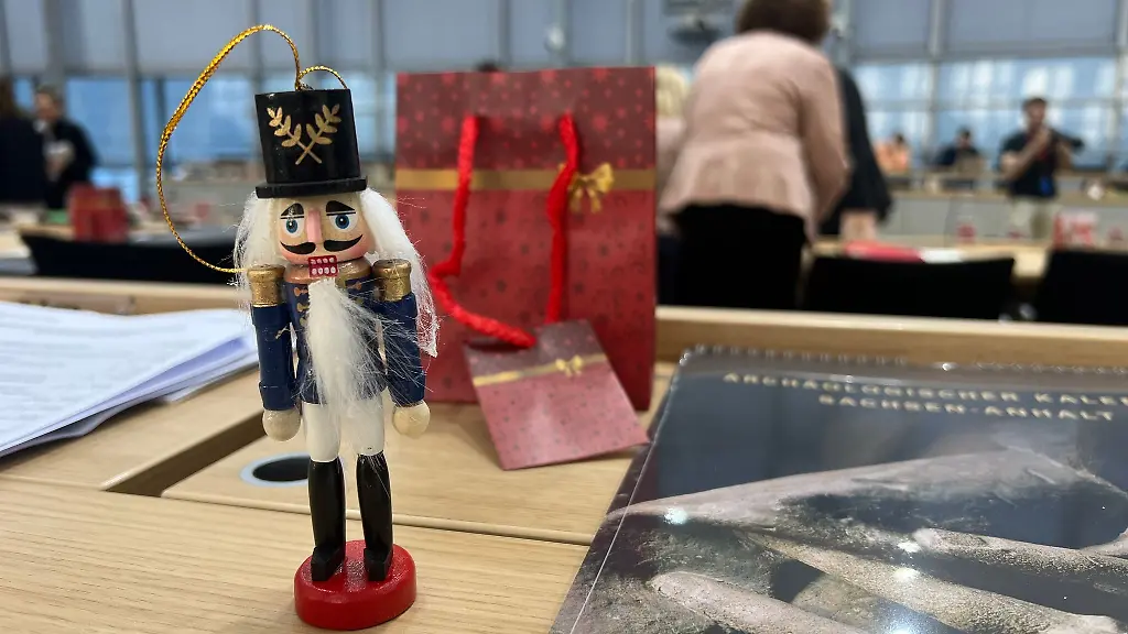 Auf-ihren-Tischen-wurden-die-Abgeordneten-mit-einem-kleinen-Weihnachtsgruss-ueberrascht