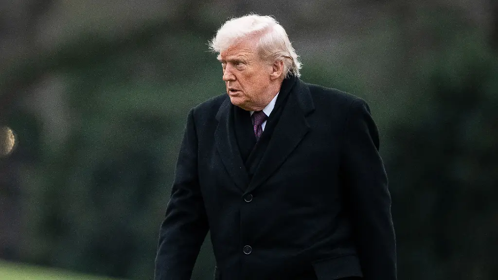 United-States-President-Donald-J-Trump-walks-on-the-South-Lawn-of-the-White-House-in-Washington-DC-USA-after-arriving-aboard-Marine-One-on-Wednesday-December-17-2025-Trump-paid-tribute-to-two-US-soldiers-and-an-interpreter-killed-in-an-ambush-in-Syria-as-their-remains-were-returned-Wednesday-to-Delawareis-Dover-Air-Force-Base