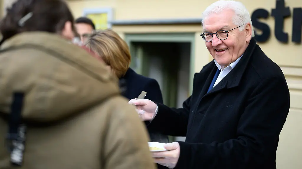 Steinmeier-servierte-Kartoffelsuppe-mit-Wuerstchen