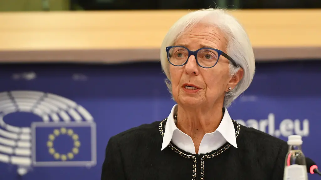 03-12-2025-Belgien-Bruessel-Die-Praesidentin-der-Europaeischen-Zentralbank-Christine-Lagarde-spricht-waehrend-einer-Ausschusssitzung-im-Europaeischen-Parlament-in-Bruessel