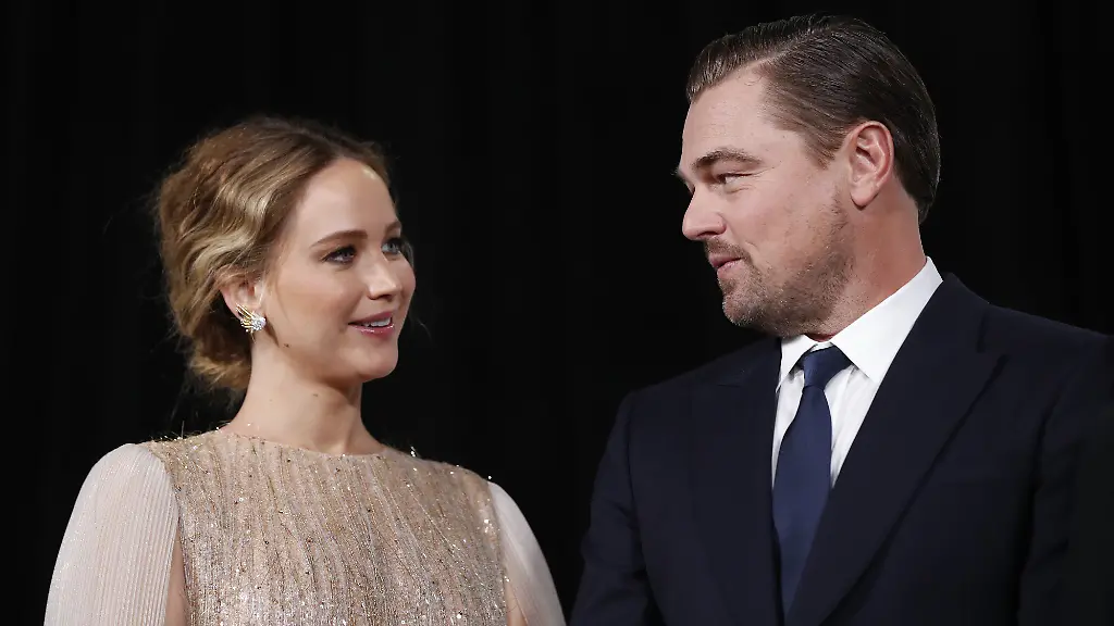 Jennifer-Lawrence-and-Leonardo-DiCaprio-arrive-on-the-red-carpet-at-the-world-premiere-of-Netflix-s-Don-t-Look-Up-on-Sunday-December-05-2021-in-New-York-City