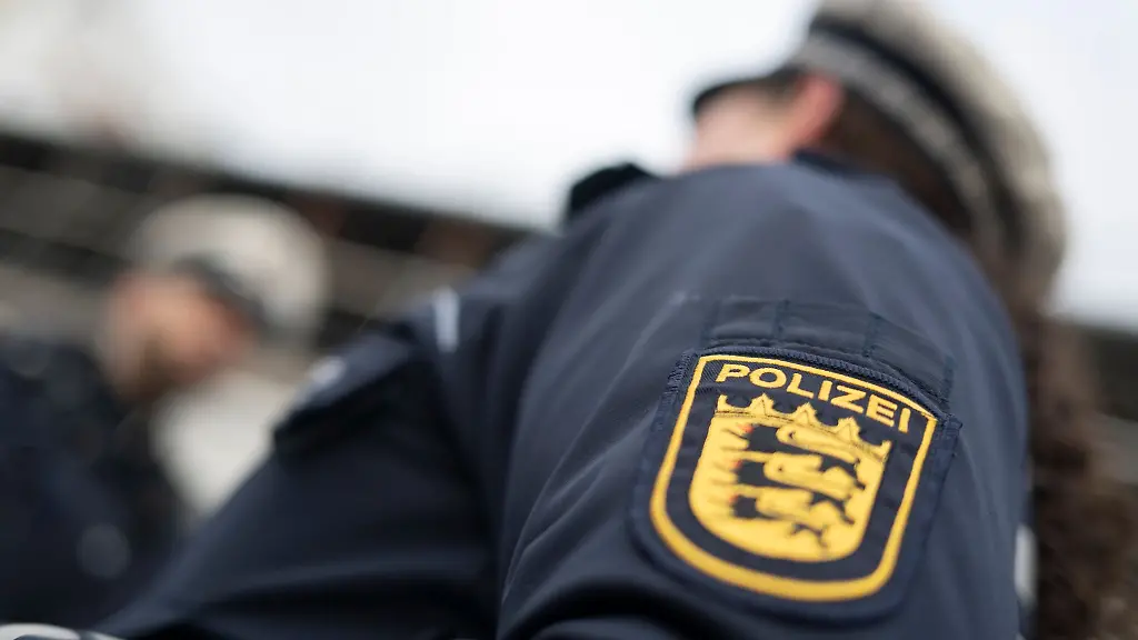 Ein-Mann-ist-nach-einem-Vorfall-mit-einer-Machete-festgenommen-worden