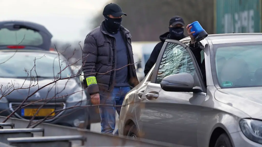 Polizisten-in-Zivil-und-mit-schwarzen-Gesichtsmasken-haben-ein-Fahrzeug-mit-einem-niederlaendischen-Kennzeichen-zwischen-Koeln-und-Leverkusen-gestoppt-und-Verdaechtige-gefasst