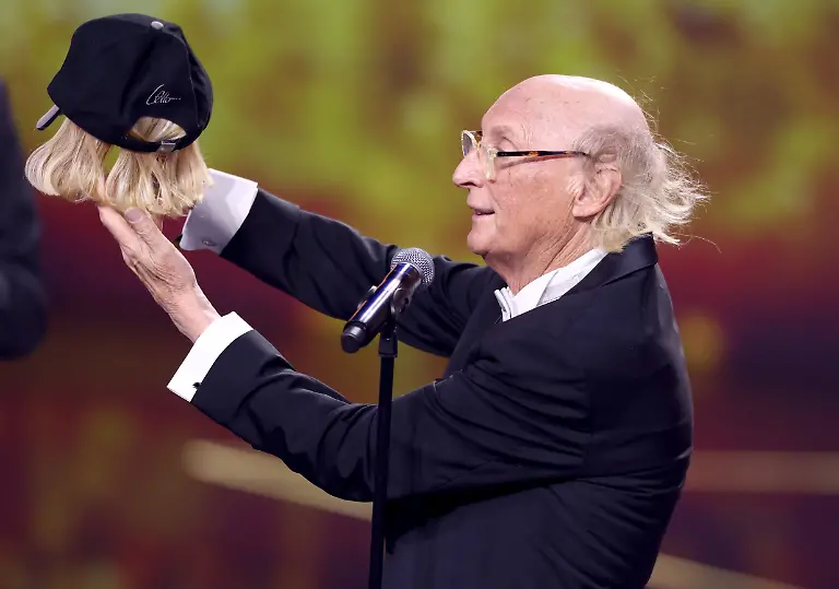 Komiker-Otto-Waalkes-der-fuer-sein-Lebenswerk-ausgezeichnet-wird-steht-bei-der-Verleihung-des-Deutschen-Fernsehpreises-auf-der-Buehne