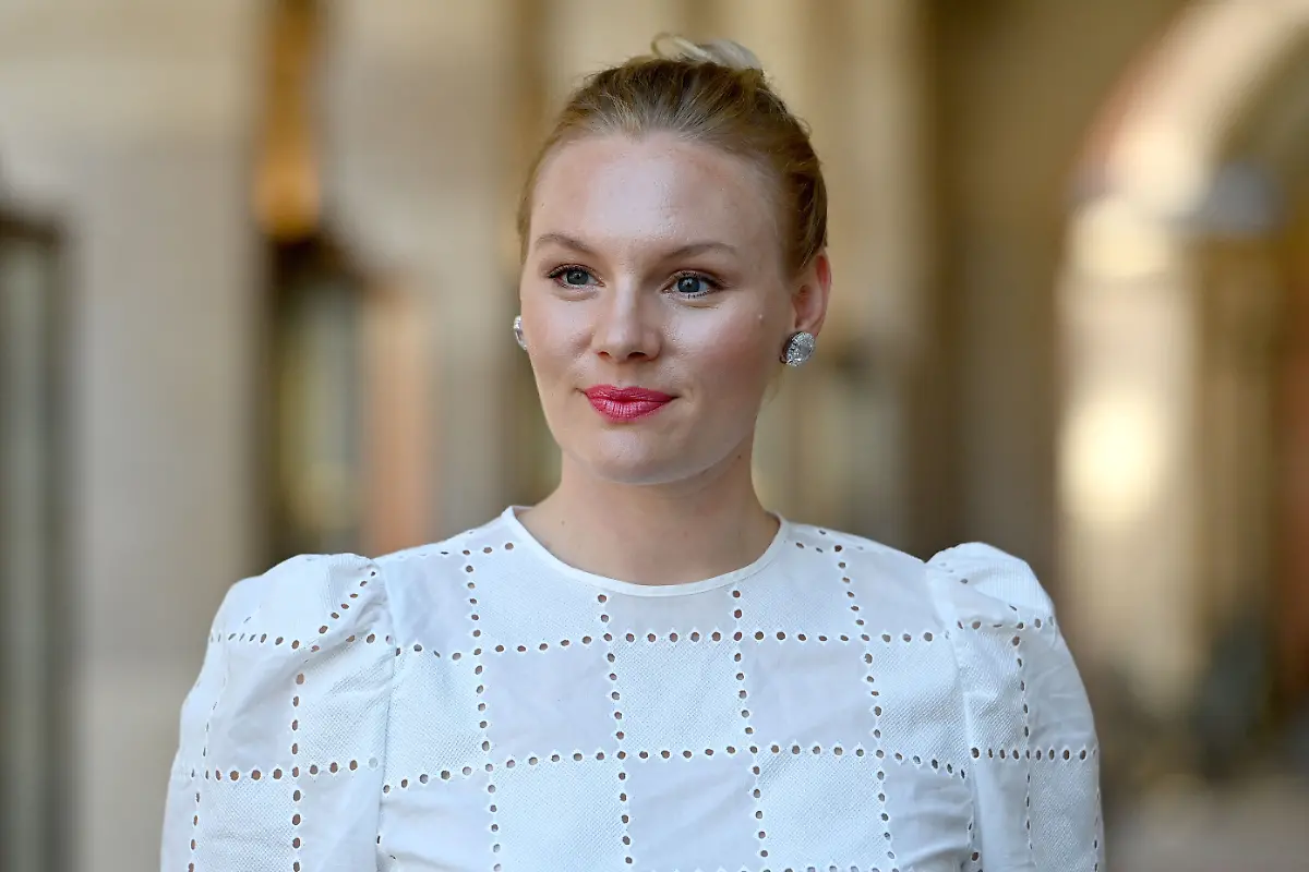 Rosalie-THOMASS-Schauspielerin-Einzelbild-angeschnittenes-Einzelmotiv-Portraet-Portrait-Portr-t-ZDF-Empfang-Get-Totgether-Orange-Hour-in-H-ugo-s-Bar-anlaesslich-Filmfest-Muenchen-am-01-07-2025