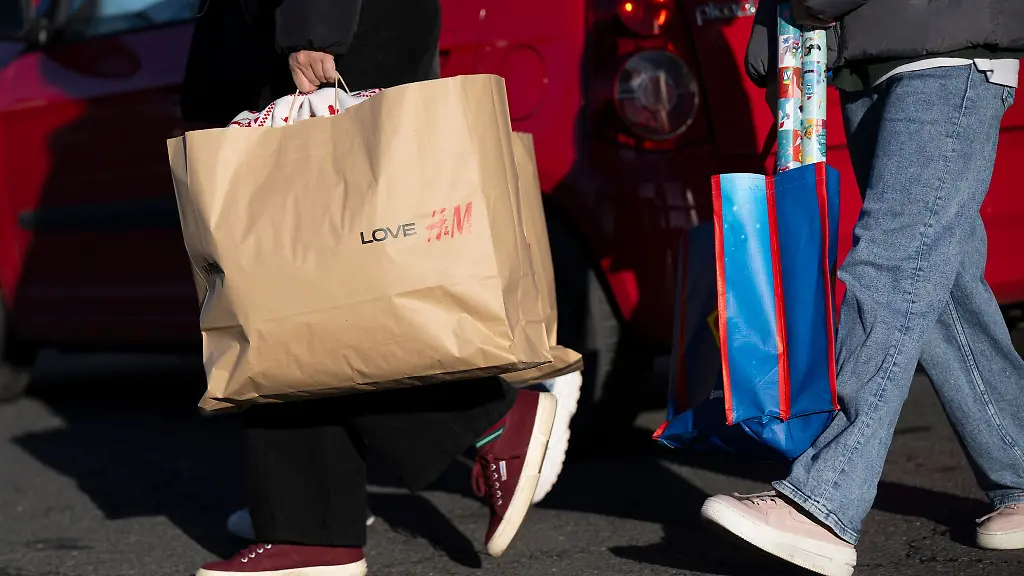 Der-Einzelhandel-setzt-vor-Weihnachten-auf-die-letzten-Einkaufstage-und-hofft-nach-einem-bislang-verhaltenen-Geschaeft-auf-einen-Endspurt-Archivbild