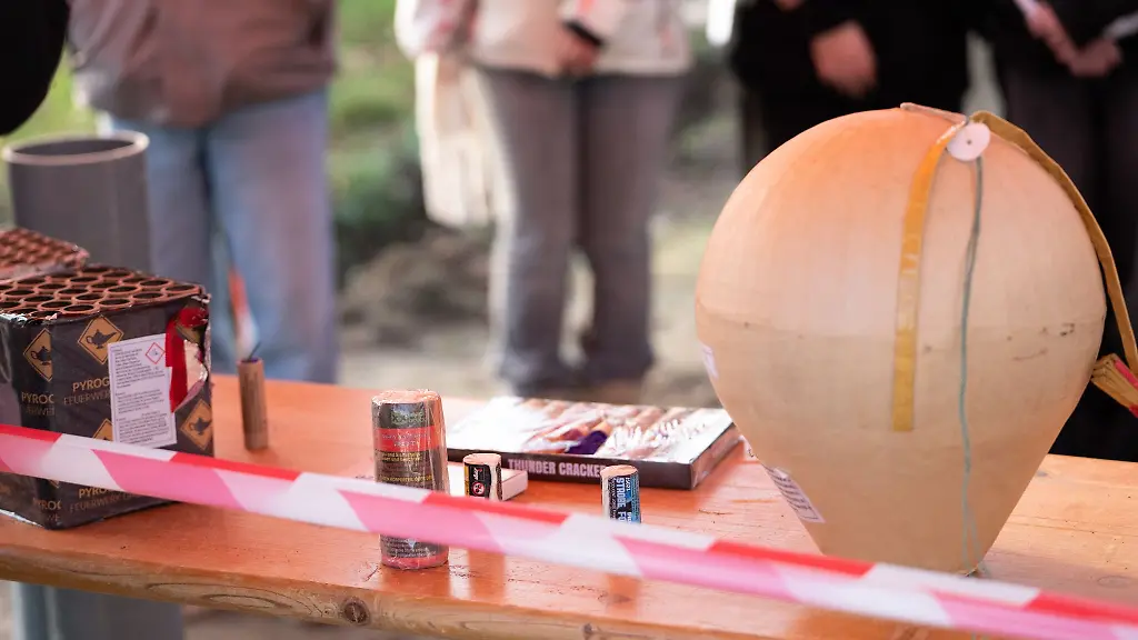 Kinder-lernen-beim-Praeventionsprojekt-C-L-E-V-E-R-am-ukb-wie-gefaehrlich-Feuerwerkskoerper-sein-koennen
