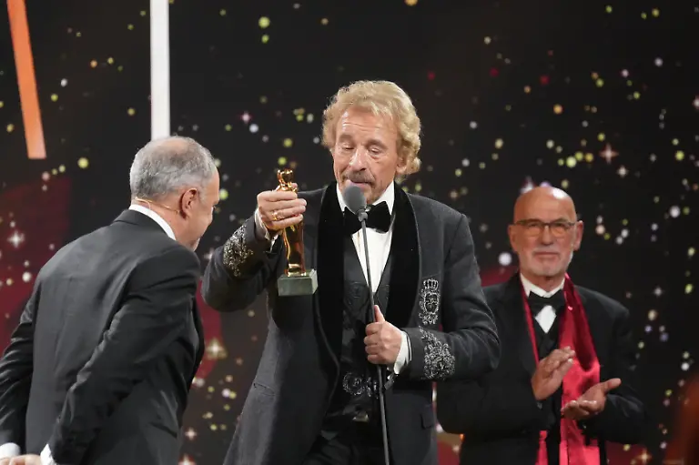 Live-aus-Kitzbuehel-Kurier-Romy-Gala-2025-Der-Oesterreichische-Film-und-Fernsehpreis-Oesterreichs-begehrter-Film-und-Fernsehpreis-die-KURIER-ROMY-meldet-sich-2025-zurueck-Zum-35-Mal-werden-heuer-die-Publikumslieblinge-ausgezeichnet-Nach-einer-kurzen-Pause-im-vergangenen-Jahr-praesentiert-sich-die-ROMY-2025-in-einem-frischen-modernen-Gewand-und-erstmals-an-einer-neuen-Location-die-diesjaehrige-Gala-findet-in-Kitzbuehel-statt-moderiert-von-den-Publikumslieblingen-Mirjam-Weichselbraun-und-Hans-Sigl-Im-Bild-Thomas-Gottschalk-Diamant-Romy-Richard-Grasl-SENDUNG-ORF2-FR-28-11