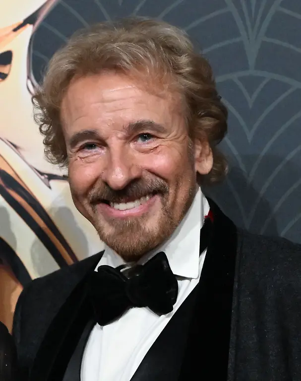 ABD0179-20251128-KITZBUeHEL-OeSTERREICH-Thomas-Gottschalk-am-Roten-Teppich-vor-Beginn-der-Preisverleihung-bei-der-Kurier-Romy-Gala-am-Freitag-28-November-2025-in-Kitzbuehel